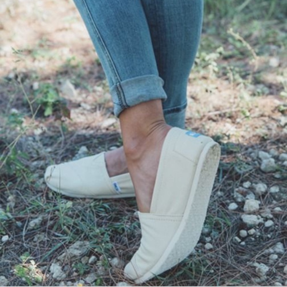 Natural canvas toms size 5.5
